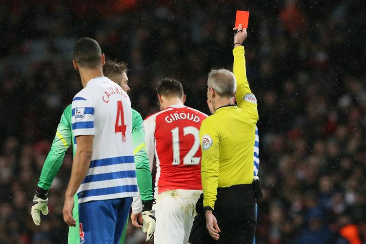 UDVIST. En af flere dårlige beslutninger i kampen tog Olivier Giroud, da han gjorde sig fortjent til Martin Atkinsons røde kort. 