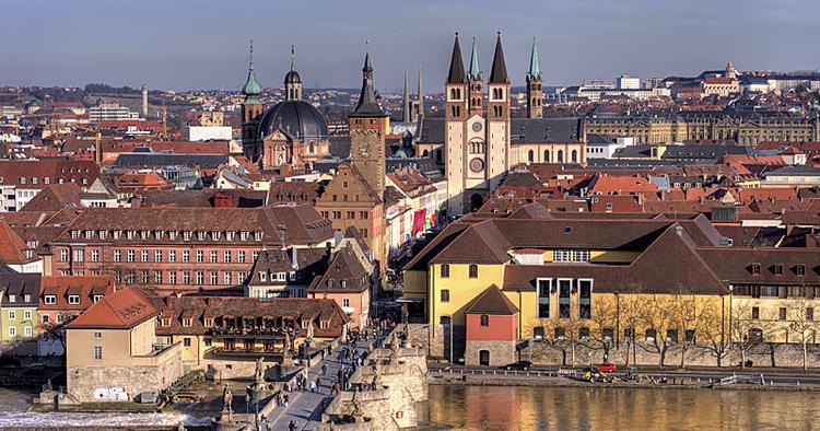 Urbant. Würzburg er en livlig universitetsby midt i Frankens frodige vinmarker. 