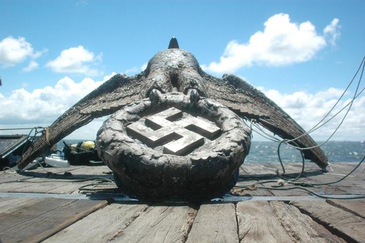 Sænket. Tyskerne sænkede selv skibet 'Admiral Graf Spee' med bronzefiguren i 1939, så briterne ikke skulle få indsigt i, hvad der dengang var et af verdens mest moderne slagskibe. 