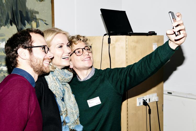 Besøg. Statsminister Helle Thorning-Schmidt mødte for nylig en flok unge under et besøg på Politikens Debattør- og kritikerskole. 