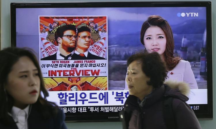 Omstridt. Filmen 'The Interview' har været et af de varmeste samtaleemner på Den Koreanske Halvø de seneste uger. Her er det sydkoreansk tv, som bringer et indslag om filmen. 