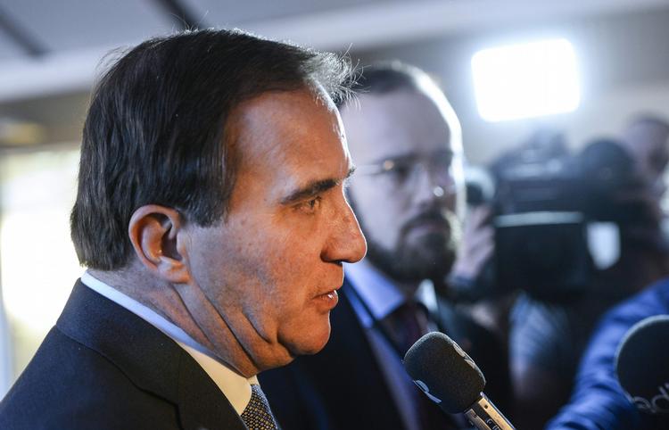 aftale. Den svenske statsminister Stefan Löfven (S) kan fortsætte som statsminister i Sverige. Han har aflyst et annonceret valg og indgået en aftale med den borgerlige opposition. 