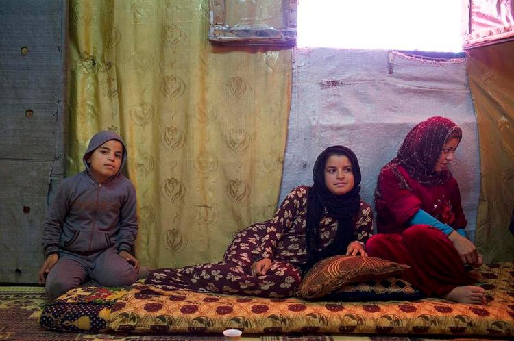 ventetid. Fatem (længst til højre) er vendt tilbage til sine forældres telt efter sit barns død og sin skilsmisse. Sammen med sin søster Raghad på 10 og broderen Ali på 8 venter de på at komme til Vesteuropa. 