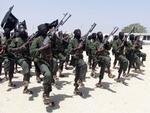 Frygt. Hundredvis af al-Shabaab-medlemmer til en militærøvelse i Somalia. En af terrorgruppens topfigurer menes at have overgivet sig til de somaliske myndigheder, da han frygter for egen sikkerhed. 