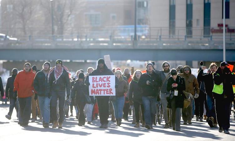 racisme. USA er ikke et drømmeland for integration af racer, skriver journalist Sacha Sennov. Billedet er fra en demonstration i Minneapolis fra 4. december. 