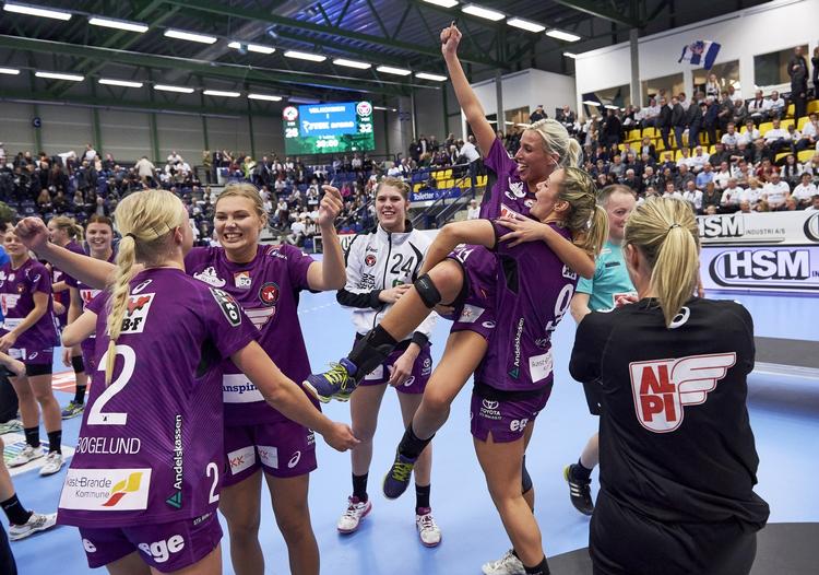 Jubel. FCM's kvinder fejrer sejren. 