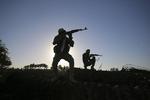 kamp. Shiitiske militsfolk i kamp mod militante fra Islamisk Stat i Jurf al-Sakhar 70 kilomter sydvest for Bagdad i Irak. IS bruger i stigende grad børn i de forreste linjer. 