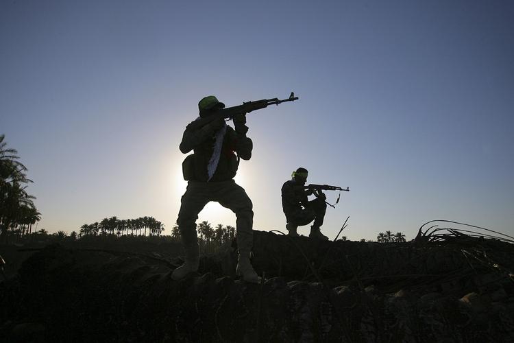 kamp. Shiitiske militsfolk i kamp mod militante fra Islamisk Stat i Jurf al-Sakhar 70 kilomter sydvest for Bagdad i Irak. IS bruger i stigende grad børn i de forreste linjer. 