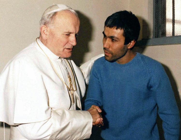 tilgivelse. Pave Johannes Paul II besøgte i 1983 den mand, som to år tidligere havde forsøgt at tage livet af ham. Det blev et forsonende møde. 