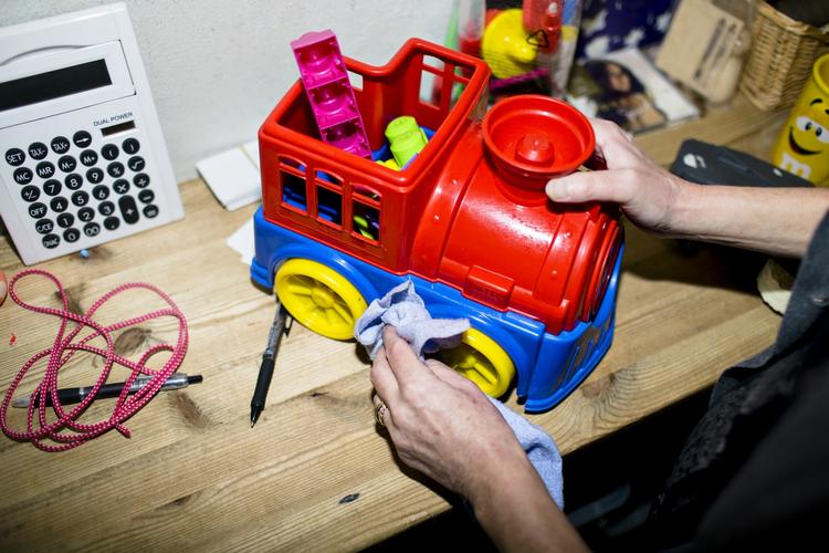 Hjælp. Medarbejdere i pensionsselskabet Skandia kan hver måned bruge to timer af deres arbejdstid på frivilligt arbejde. Timerne bruger Annette Boelsmand på at arbejde i Red Barnets genbrugsbutik på Østerbro. 