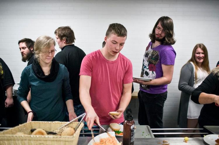 Spisetid. Roland Benjamin Lisbjerg Møller i rød T-shirt er parat hver aften klokken kvart i 5, når maden på skolehjemmet i Roskilde bliver stillet frem. 