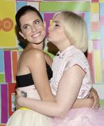 Hitserie. Marnie (t.v.) - eller Allison Williams, som hun jo retteligt hedder - vakte opsigt med en onaniscene i hitserien Girls. Her har hun selskab af seriens skaber og hovedperson, Lena Dunham. 