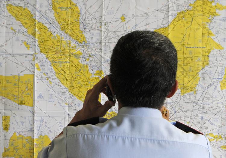 Mystik. Alle data granskes i forsøget på at finde et forsvundet passagerfly fra det malaysiske lavprisselskab AirAsia. Her en lufthavnsansat i Juanda-lufthavnen i Surabaya, Indonesien, hvor flyet kom fra. 