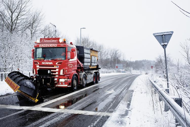 Vintervejr. Forleden fik vi en fin omgang sne. Nu er mere på vej. 