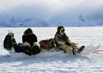 Hvor længe? Det er i det nordlige Grønland, oppe ved den svindende indlandsis, at traditionen kalder på hovedpersonen i filmen 'Inuk'. Men hvor længe endnu holder den kultur? 