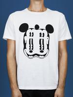 tegneserier. Det københavnske mærke Wood Wood gik i år sammen med Disney og lancerede sin egen fortolkning af Mickey Mouse og Co. Ifølge trendforsker Sara Ingemann Holm-Nielsen er tegneserietøjet en reaktion på krisetiderne. Mundvigene trænger til at komme opad igen. 