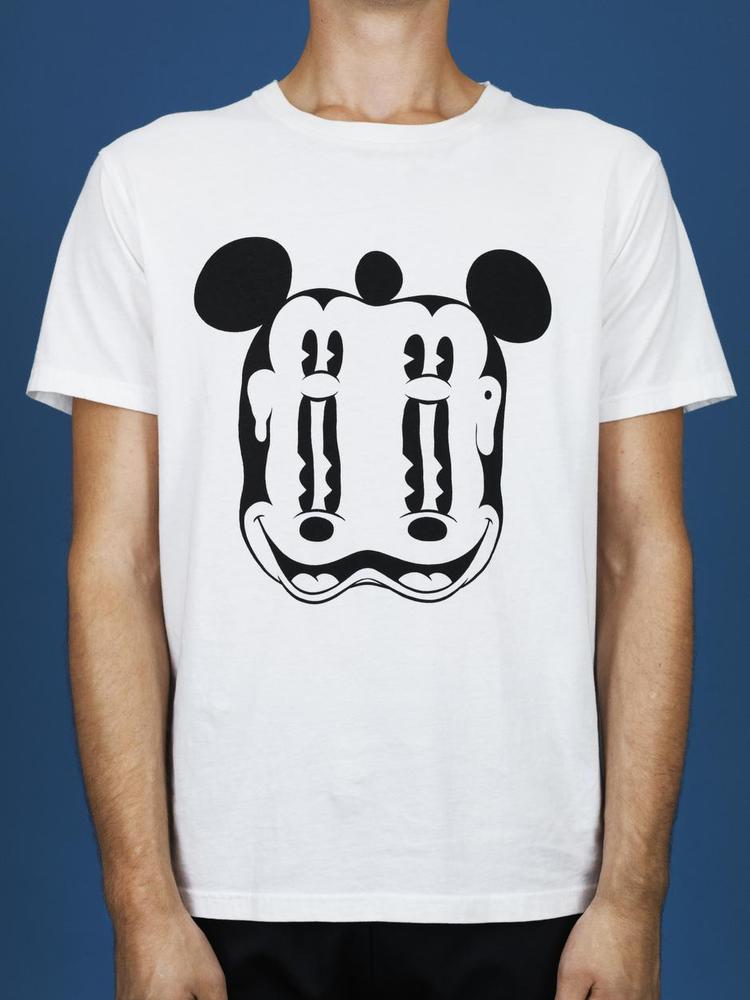 tegneserier. Det københavnske mærke Wood Wood gik i år sammen med Disney og lancerede sin egen fortolkning af Mickey Mouse og Co. Ifølge trendforsker Sara Ingemann Holm-Nielsen er tegneserietøjet en reaktion på krisetiderne. Mundvigene trænger til at komme opad igen. 