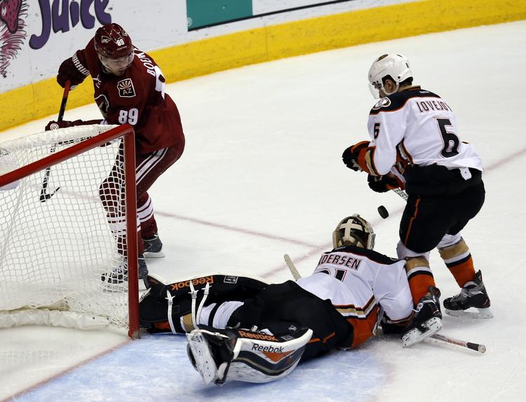 Reddet. Frederik Andersen sprællede med bravour i Anaheim-målet, men alligevel løb Mikkel Bødker (t.v.) &amp; co. med sejren. 