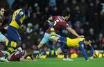 STRAFFESPARK. Selv om Winston Reid (liggende) protesterede voldsomt, så var det et klokkeklart straffespark, han begik på Santi Cazorla. 
