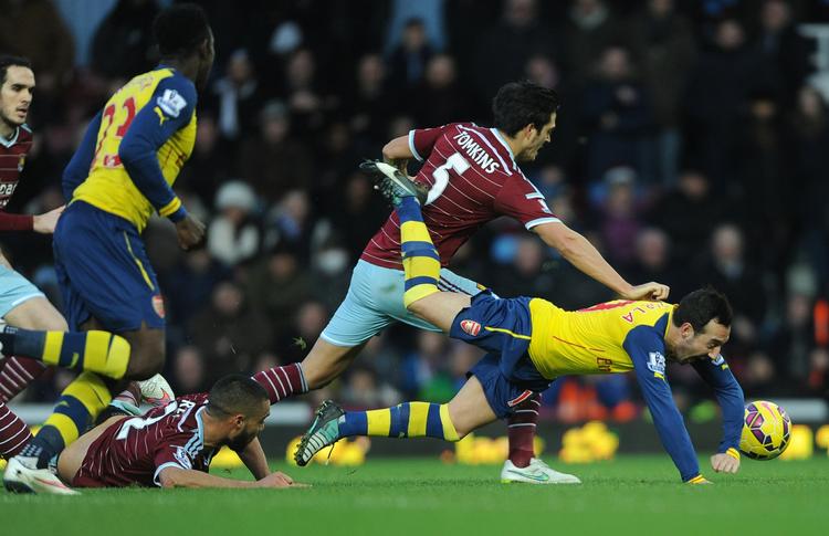 STRAFFESPARK. Selv om Winston Reid (liggende) protesterede voldsomt, så var det et klokkeklart straffespark, han begik på Santi Cazorla. 