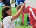 MEDALJE. Emil Deleuran Hansen i det store øjeblik, hvor han får overrakt bronzemedaljen ved Ungdoms-OL i Kina. 