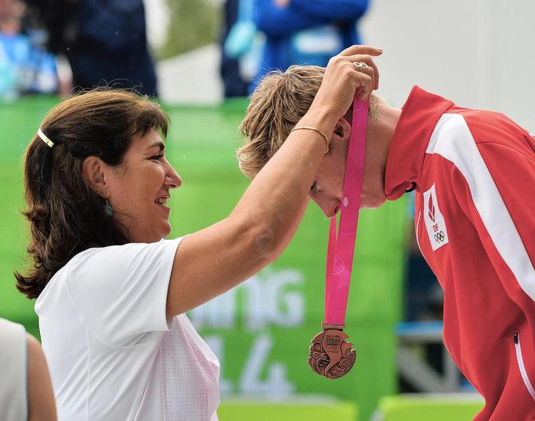 MEDALJE. Emil Deleuran Hansen i det store øjeblik, hvor han får overrakt bronzemedaljen ved Ungdoms-OL i Kina. 