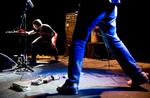 Grænseland. »Et flænsende lyn på korsvejen mellem den eksperimenterende rock og den frie jazz«, skrev Jazz house i foromtalen af guitaristen Thurston Moore (tidligere Sonic Youth-medlem) og saxofonisten Mats Gustafssons koncert på jazzfestivalen i år. Foto: Daniel Hjorth 
