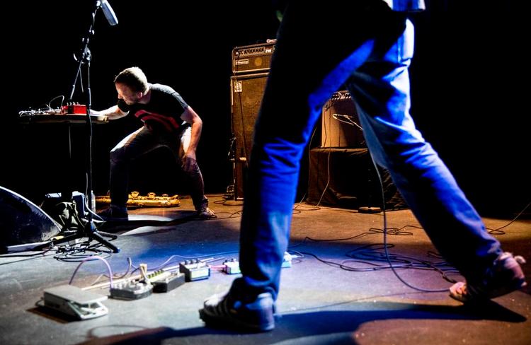 Grænseland. »Et flænsende lyn på korsvejen mellem den eksperimenterende rock og den frie jazz«, skrev Jazz house i foromtalen af guitaristen Thurston Moore (tidligere Sonic Youth-medlem) og saxofonisten Mats Gustafssons koncert på jazzfestivalen i år. Foto: Daniel Hjorth 