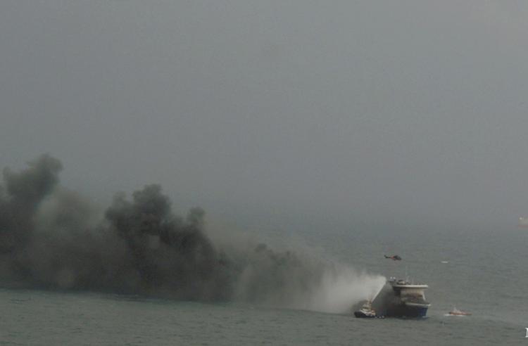 BRAND. Redningsindsatsen ventes at fortsætte natten igennem, selv om mørke og dårligt vejr gør arbejdet besværligt. 