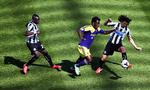 talentfabrik. Mike Ashley køber nødigt dyre spillere til Newcastle United, der i denne kamp i april tabte 1-2 til Swansea, men klubben udvikler til gengæld unge talenter. Arkivfoto: Scott Heppell/AP 