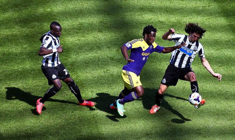 talentfabrik. Mike Ashley køber nødigt dyre spillere til Newcastle United, der i denne kamp i april tabte 1-2 til Swansea, men klubben udvikler til gengæld unge talenter. Arkivfoto: Scott Heppell/AP 