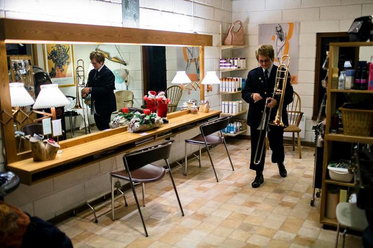 Blæser. Laila Liselotte Broch Andreasen driver en frisørsalon i Nordsjælland, spiller trombone i Helsingør Jernbaneorkester og harmonika i et syngepige-ensemble. Hendes stemme går til DF, fordi partiet efter hendes opfattelse er det mest troværdige. 