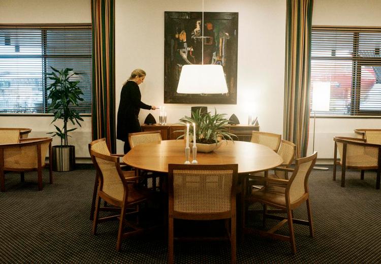 eksklusivt. Lufthavnens VIP-chef Susanne Frank sørger for stearinlyshygge i Kongeværelset. Her er der kun adgang for kongehuset og f.eks. statsministeren. 