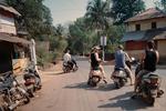 Redi Fort, Maharashtra. En scooter med automatgear koster ca. 25 kroner i leje per dag. Benzinen er ikke billig i Indien: ca. 9 kroner for en liter. Men scooterne kører langt på literen og over 100 kilometer på en tankfuld til 35 kroner; mere end rigeligt til en dagstur. Besøget på en tankstation er også pengene værd, for de lokale er imødekommende og venlige at snakke med. 