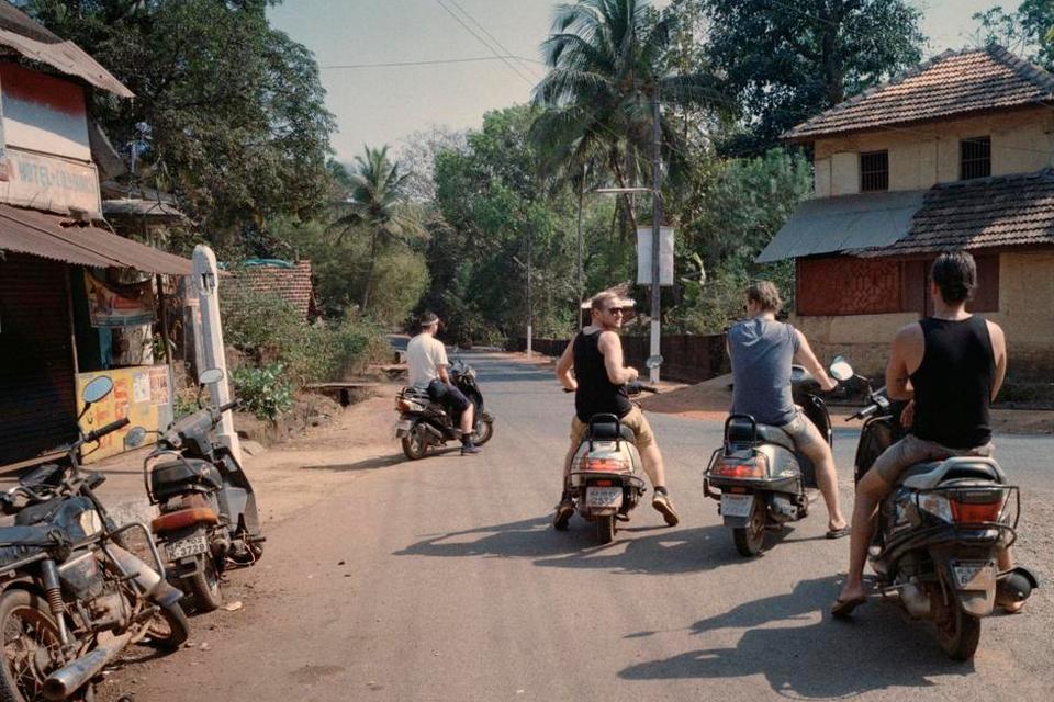Redi Fort, Maharashtra. En scooter med automatgear koster ca. 25 kroner i leje per dag. Benzinen er ikke billig i Indien: ca. 9 kroner for en liter. Men scooterne kører langt på literen og over 100 kilometer på en tankfuld til 35 kroner; mere end rigeligt til en dagstur. Besøget på en tankstation er også pengene værd, for de lokale er imødekommende og venlige at snakke med. 
