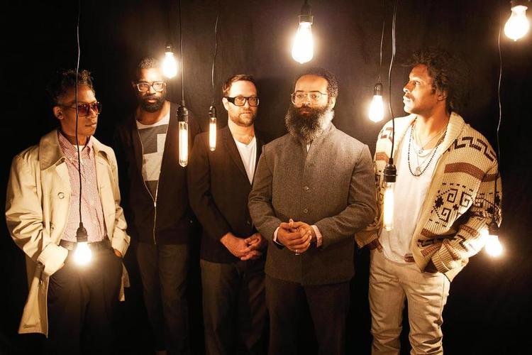 Tab. Gerard Smith, længst til venstre, døde af kræft i 2011. De andre fire i TV On The Radio har brugt de sidste tre år til at komme godt videre sammen. 