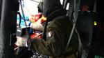REDNING. En kvinde med et spædbarn hives ind i en helikopter under redningsindsatsen, som overlevende nu beskriver som kaotisk. 