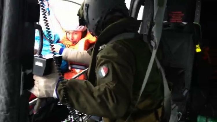 REDNING. En kvinde med et spædbarn hives ind i en helikopter under redningsindsatsen, som overlevende nu beskriver som kaotisk. 