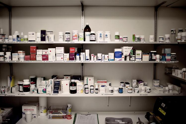 MEDICIN. »Hvis vi skal have styr på de ældres medicin, skal man bruge os til at rydde op i den. Vi kan fjerne risikolægemidler, skære ned på smertestillende medicin, opdage diagnoser, der ikke bliver givet medicin for, og vurdere, om medicinen kan gives tre gange om dagen i stedet for fem. Det vil sikre, at der sker langt færre fejl«. 