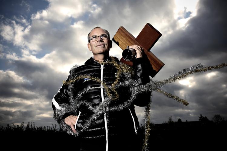 Korsfæstet. Den tidligere træner for det danske landshold i kvindehåndbold, Jan Pytlick fortalte tidligere på dagen, at han følte, at han hængte på korset i de sidste to år af sin ansættelse. Her ses han med sin juletræsfod. 