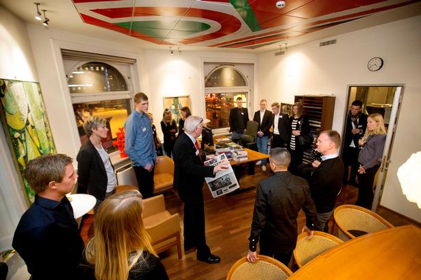 Rundvisning af gæster på Politiken.Her er de på  Chefredaktør Bo Lidegaards kontor, det såkaldte hjørneværelse. 