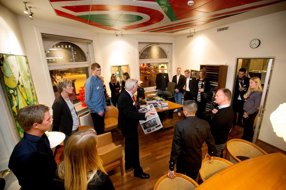 Rundvisning af gæster på Politiken.Her er de på  Chefredaktør Bo Lidegaards kontor, det såkaldte hjørneværelse. 