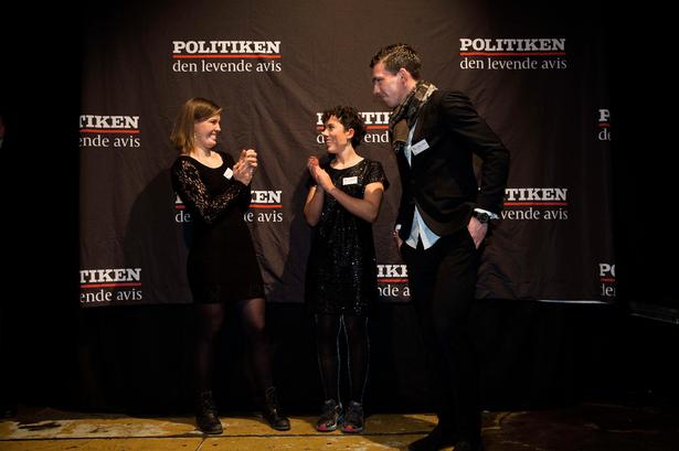 Pierre Emile Højbjerg  bliver kaldt på scenen som nr 2.  Ida Marie Baad Nielsen og Marie Thusgaard Olsen, kan glæde sig over at vinde. 