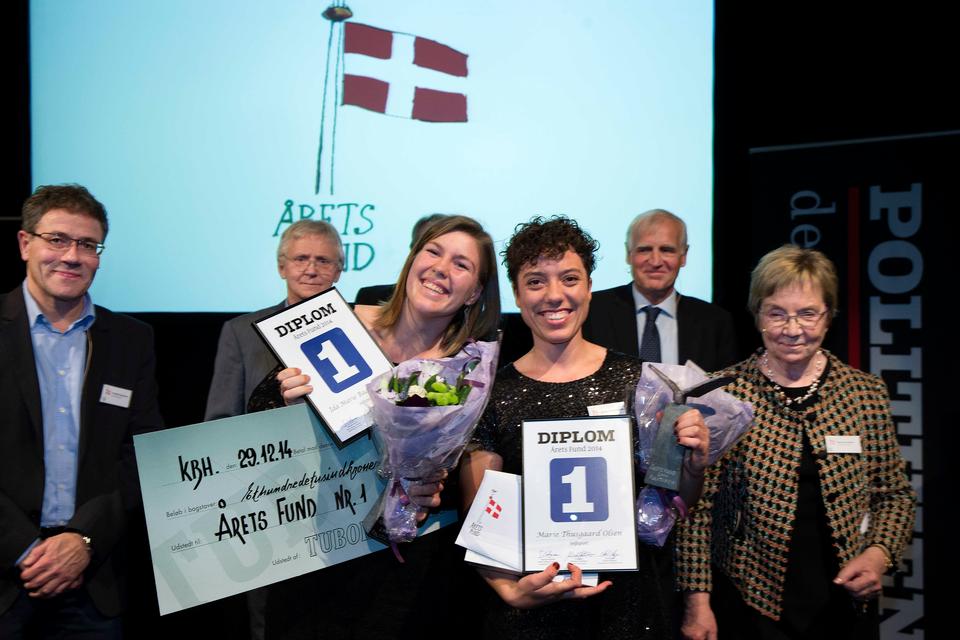 Ida Marie Baad Nielsen ( Mørkt hår) og Marie Thusgaard Olsen.   Fra venstre. Per Boldt Jørgensen (Team Danmark), Søren Isaksen, (Tuborgfondet), Niels Nygaard (DIF) Kulturminister Marianne Jelved. 