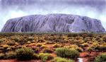 REJSEMÅL. Australien lokker mange turister til sine attraktioner som her Ayers Rock/Uluru. Men nogle tilrejsende fra især Sverige og Tyskland udnytter hjælpeorganisationer for at strække pengene under turen down under. 