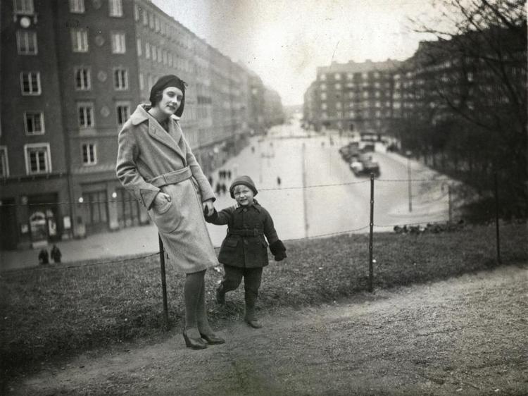 Enlig. Den unge Astrid Lindgren med sønnen Lars ved hånden i Stockholm i begyndelsen af 1930'erne. 