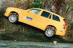 Ulykke. En flyvende Volvo XC90 i Volvo Car Safety Center i Göteborg. Testen viser, at dukkerne i bilen har fået en tredjedel mindre stød gennem kroppen end ved en normal 'run-off road'-ulykke, som typisk kan give ryg og nakkeskader, fordi bilen lander hårdt efter flyveturen. 
