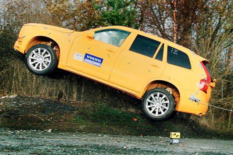 Ulykke. En flyvende Volvo XC90 i Volvo Car Safety Center i Göteborg. Testen viser, at dukkerne i bilen har fået en tredjedel mindre stød gennem kroppen end ved en normal 'run-off road'-ulykke, som typisk kan give ryg og nakkeskader, fordi bilen lander hårdt efter flyveturen. 