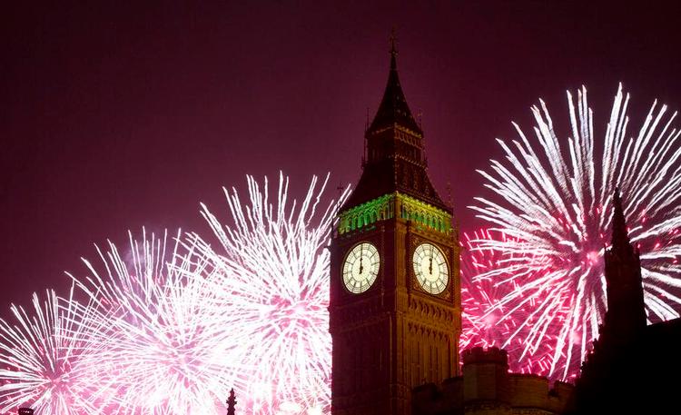 London. Big Ben står i årets grelleste lys, når fyrværkeriet går i gang. 