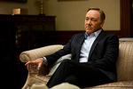 Underholdende. Kritikeren fandt 'House of Cards' med Kevin Spacey fornøjeligt, men at tv-serier skulle være den nye roman, kalder han en tilsnigelse. 